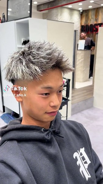 . 🔥ツイスト×ホワイトハイライト🔥 過去1バズったお客様、ご来店！ 今回もやりらふぃー！！ 💈ROOST the barber 京都駅前店💈 保存してカウンセリング時にお使い下さい👍 roostは関わる全て人の人生を輝かせます！✨ DMにてご予約お待ちしております！ 是非、僕にお任せ下さい！必ずカッコよくします🔥 ご連絡お待ちしております！ #関西メンズサロン #京都 #海江田翔 #極道パーマ #宮城リョータ #宮城リョータ風パーマ #ROOST #ハイライト #メッシュ#フルメッシュ #ホワイトハイライト# #ゴールドハイライト #ツイストスパイラル #ジェットモヒカン #メンズショート #フェード#スキンフェード #ツイスト# #ツイストパーマ #ソフトツイスト #ソフトツイストパーマ #波巻パーマ #波巻きスパイラル #スパイラルパーマ #メンズパーマ #メンズヘア メンズパーマ #理容師求人