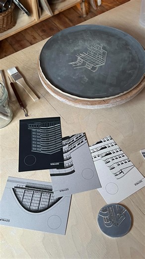ukoi | ceramic studio on Instagram: "| Sgraffito jak każda z technik wydaje się prostsza niż jest w rzeczywistości. Wystarczy jedna nieodpowiednia kreska i już nie ma odwrotu. Trzeba mieć pewną rękę, odpowiedni stopień wyschnięcia gliny (u mnie była już za sucha). Mimo że to moja pierwsza oficjalna próba, nie poszło tak źle, a że skrobałam mój najulubieńszy gdyński budynek, to mimo trudności była to wielka przyjemność! Moja Gdynia ma dziś sto lat, a ja oficjalnie ogłaszam, że szykuję z tej okazj