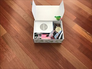 🎁Check out our NEW Selection Box for Cats!🎁 This box includes 12 zooplus exclusive cat products: 2 dry & 6 wet cat foods, 3 tasty cat snacks, and 1 cat toy!😻 Pick up your cat Selection Box here: https://bit.ly/2AeZTKk | zooplus