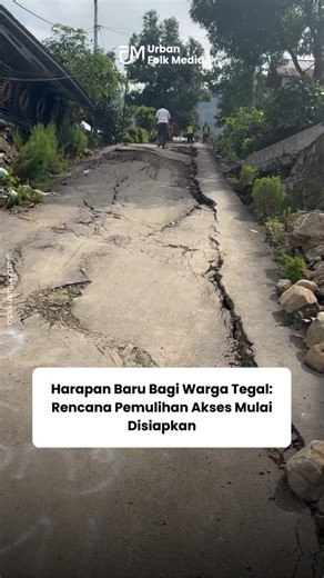 UrbanFolkMedia on Instagram: "Upaya pemulihan keamanan dan mobilitas warga di Tegal terus menjadi prioritas utama. Mengingat kondisi geologi di Desa Padasari, Kecamatan Jatinegara, yang mengalami fenomena tanah bergerak, langkah penanggulangan bencana kini memasuki tahapan krusial. Curah hujan tinggi di wilayah tersebut memicu pergeseran struktur tanah yang berdampak pada rusaknya rumah tinggal serta terputusnya akses jalan utama warga. Merespons situasi darurat ini, tim gabungan telah melakukan