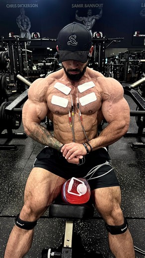 JORGE HERRERA on Instagram: "Para los que dijeron “ay está gritando con un disco “ 🤡 y también para quienes preguntan lo que se siente o para que sirve .. 🔹 Sensaciones durante la sesión • Hormigueo intenso y profundo en el músculo, más “penetrante” que un TENS o EMS común. • Contracciones involuntarias muy marcadas, incluso con cargas ligeras o solo con movimiento corporal. • Activación muscular inmediata: el músculo “se enciende” desde el primer minuto. • Sensación rara pero no