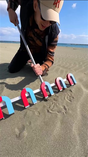 6M views · 10K reactions | Searching the Beach with a Pile of Magnets 鱗 | 5-Minute Crafts | Facebook