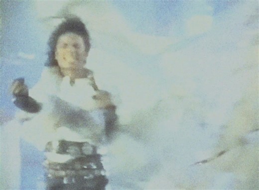 18 reactions | 1992年，MJ開始他的第二場世界巡迴演唱會（Dangerous World...