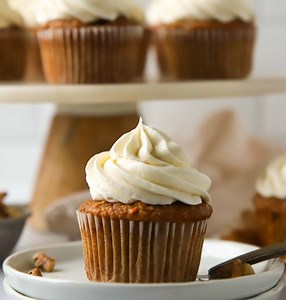 Easy Carrot Cake Cupcakes (with cream cheese frosting!)
