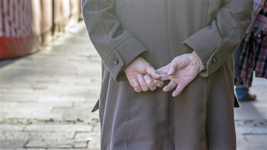 Lubisz spacerować z rękami splecionymi za plecami? Ciało daje ważny sygnał