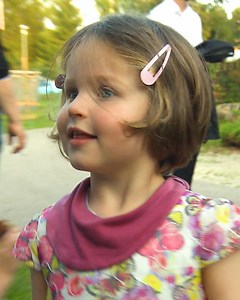 Die kleine Mara hat das sogenannte Angelman-Syndrom – eine neurogenetische Krankheit. Eine Delfintherapie könnte ihr helfen. Die ist aber extrem teuer. Eine ganze Gemeinde zeigt Herz. 🐬 ❤️ | Landesschau Baden-Württemberg