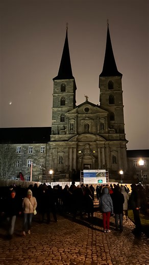 🔔 Ein besonderes Ereignis: Am 3. Advent waren erstmals nach über 400 Jahren wieder alle elf Glocken des Klosters St. Michael gemeinsam zu hören: Es ging der Reihe nach von der kleinsten bis zur größten Glocke, und am Ende hört ihr alle zusammen. Dranbleiben lohnt sich also 😊👂. ➡️ Sechs neue Glocken ergänzen das historische Geläut aus fünf bestehenden Glocken. ℹ️ Mit diesem Ereignis geht die Generalsanierung der ehemaligen Abteikirche in die finale Phase. Im Frühjahr 2026 soll die Michaelskirc