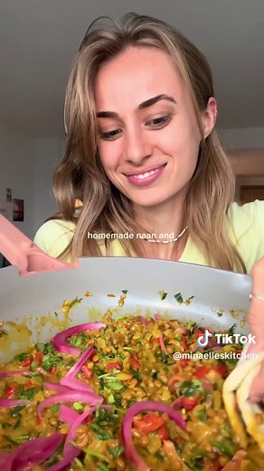 20-min coconut curry This cozy lentil coconut curry, that I love serving with a batch of homemade naan, comes together in about 20 mins and makes a perfect weeknight meal 🧡 also great for meal prep, get the recipe below! INGREDIENTS (serves 2) 1 small-medium onion 1 tbsp olive oil for frying 3 cloves of garlic 1 red bell pepper 1 can lentils (19 fl oz) 1 can coconut milk (light or full-fat, 13.5 fl oz) 1 tbsp tomato paste 1 tsp curry powder 1/2 tsp cumin powder 1/2 tsp garlic powder 1/2 tsp tur