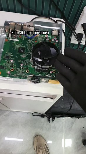 1.1K views · 11 reactions | “Realizando diagnóstico e reparo de Xbox 360 com luz vermelha (RROD). Procedimento completo de análise, correção e testes finais para garantir o funcionamento estável do console. #Xbox360 #LuzVermelha #RROD #ReparoXbox #AssistenciaTecnica #TecnicoEletronica #ConsoleRepair” | Cyber.assistencia.tecnica | Facebook