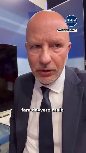 Chi è “Sa Mama de Su Soli”? Letteralmente, dal sardo all’italiano, significa “la mamma del sole”.Se l’ultima volta abbiamo parlato di Momoti e abbiamo scoperto che in qualche zona si chiama Maimone o Maimoni, Bobboti, Babballotti o Lu Bubbunaru, questa volta analizziamo un’altra figura che fa paura ai bambini e le bambine: “Sa Mama de Su Soli”, nota in tutta l’isola con delle piccole varianti per quanto riguarda il nome. Viene chiamata per lo più “Sa Mama de su Soli” o “Mamma de Lu Soli”, ma anc