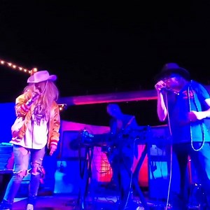 Pink Stuff 🎶 Reminiscing about Ariel Pink's @arielxpink and the Royal Trux @therealroyaltrux Desert Performance at Pappy and Harriet's @pappyandharriets in Joshua Tree, California 🏜 What are your favorite tracks by Ariel Pink? #arielpink #theroyaltrux #joshuatree #pappyandharriets #arielpinkshauntedgraffiti | SoundBite Magazine