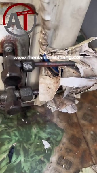 Máy Lạnh Daikin Bị Xì Gas Ở Block - Thay Block Máy Lạnh Daikin | Điện Lạnh Anh Thắng Máy lạnh Daikin bị xì gas ở block cần kiểm tra kỹ trước khi thay block. 🔍 Một số dấu hiệu thường gặp: Máy lạnh chạy nhưng không lạnh Block hoạt động yếu hoặc ngắt liên tục Áp suất gas bất thường Có dấu hiệu xì gas tại vị trí block ⚠️ Trường hợp block bị xì nặng, hư hỏng bên trong hoặc không còn đảm bảo áp suất thì nên thay block để máy hoạt động ổn định hơn. 🛠️ Trong video là quá trình kiểm tra và thay block m