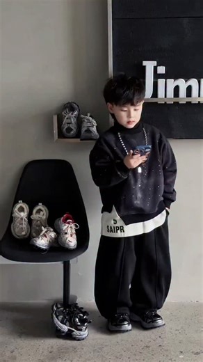 Jimmy👼🏻吉米 on Instagram: "鞋子比衣服还要难拍。 #周五童鞋专场 #童鞋 #男童穿搭 #潮酷男孩 #我的男孩 #jimmy👼🏻吉米"