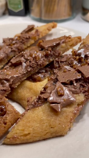 Sega KOLASNITTAR med Center, Daim och flingsalt!!😮‍💨😍😍 #baketok #chocolate #daim #bakning #recept