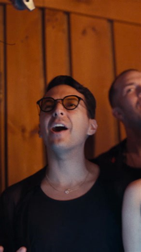 Can’t repeat the past? Why of course you can, old sport! ✨ Jeremy Jordan returns to the title role in The Great Gatsby on Broadway, beginning November 10 🥂 Watch the full video of Jeremy Jordan, Aisha Jackson, and members of the Gatsby ensemble and band perform the Gatsby Green Light Mashup at the link in our bio! MUSICIANS: Lead Vocals: Jeremy Jordan & Aisha Jackson Piano, Arrangement, Music Direction: Jason Howland Drums: Skyler Fortgang Bass: Richard Hammond Guitar: Bernard Schoenhart Violin