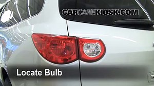 Cambio de luz de reversa de 2009 Chevrolet Traverse LT 3.6L V6
