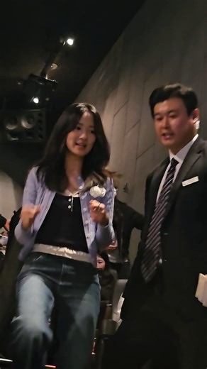 Actress Kim Hye-yoon providing fan service right up to the very end of the Salmokji stage greeting!