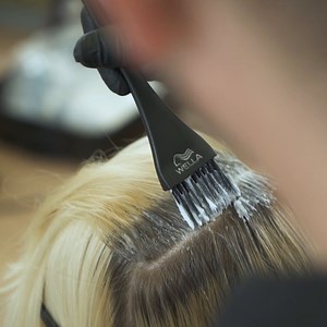 1.3K views · 45 reactions | Top tip  A crucial step to achieving the clean, silver hair look is perfecting a clear base and consistent lightening from roots to ends  A perfect depth to aim for is level 9-10 ✨#AskForWella #MakeChange Discover more top tips from @Ryan.Weeden here  https://bit.ly/3g9zlwW | Wella Professionals | Facebook