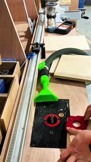 Router table setup dust collection keeps workspace clean