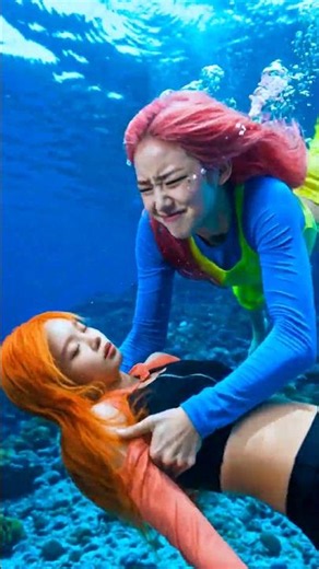 GIRLS ARE SAVING EACH OTHER 😨 Friends for life 💖