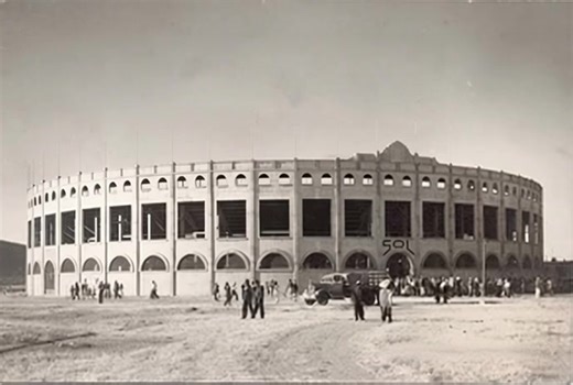 El 24 de noviembre de 1940 se inauguró la Plaza de Toros Revolución. Un mano a mano entre Armillita y Lorenzo Garza. El evento de la corrida original contó con la presencia del General Lázaro Cárdenas, impulsor del Complejo deportivo Revolución del cuál ya solamente queda la propia Plaza, ya actualmente de propiedad particular. El gobernador Enrique Fernández Martínez gobernador de Guanajuato. Lupita Tovar protagonista de la primera película sonora del cine mexicano"Santa", estuvo presente, Mari
