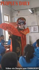 Have you heard of the traditional Chinese face-changing technique? It’s considered a typical application of axisymmetric. Check out this math teacher as he performs this captivating technique to his students in Xinxiang, central China’s #Henan province. | People's Daily, China