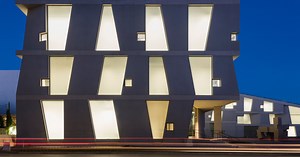 steven holl tops L-shaped art school in houston with a sloping roof garden