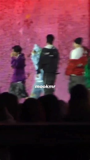 wdym bangchan tapped hyunjin's shoulder then points at silly felix dancing with his hoodie being zipped up and hyunjin just stands infront of felix like that 😭😭 | Hyunlix shop pero fan service lang available