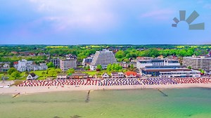 In Grömitz bekommen Strandbesucher, was sie sich wünschen 💛😍 Deutschland | 3 Nächte | Reisezeit: Oktober 2021 - Oktober 2022 | 4☀ Carat Golf & Sporthotel | DZ Landseite & HP | Mögl. Upgrade DZ Meerseite | Bei Abreise 1 Flasche Lübecker Rotwein | ab € 189,- ➤https://bit.ly/3cbYOW3 | sonnenklar.TV