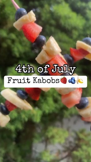 Get your daily dose of patriotism with these yummy Fourth of July fruit kabobs! 🇺🇸🍓 #recipes #summerrecipes #fruits #4thofjuly