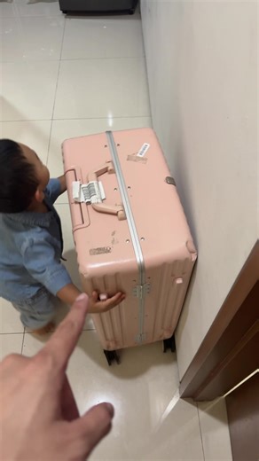 Lagi angkat koper mau pergi