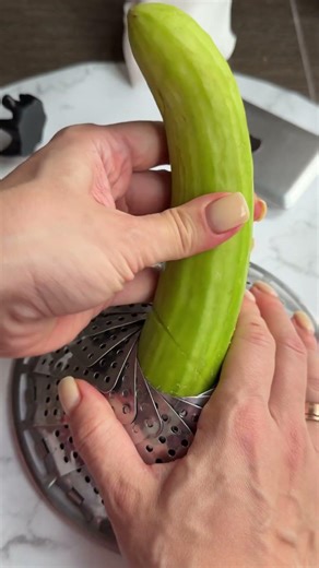 Cucumber 🥒 test #kitchenhack #oddlysatsifying