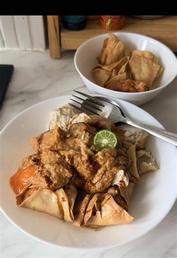 Siomay Batagor Bahan - bahan : 500 g ikan tengiri 80 g kulit ayam, rebus 4 siung bawang putih, haluskan 5 siung bawang putih, haluskan 150 g labu siam, haluskan peres buang air 180 g tepung tapioka 2 btr putih telor Daun bawang iris, tumis 100 ml air dingin 1/2 sdm garam 1/2 sdm kaldu 1/2 sdm lada putih Bahan pelengkap : Tahu putih Kulit pangsit Saos kacang : 250 g kacang tanah, goreng 250 g ubi jalar, kukus cabe merah bawang putih gula garam kecap air #resepbatagor #resepsiomay #resepsiomayikan