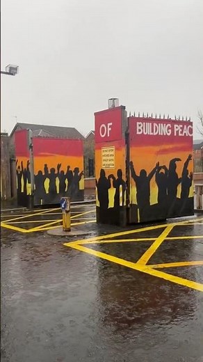 Peace Wall in West Belfast separating the region’s Nationalist and Unionist communities 🇮🇪 Ireland