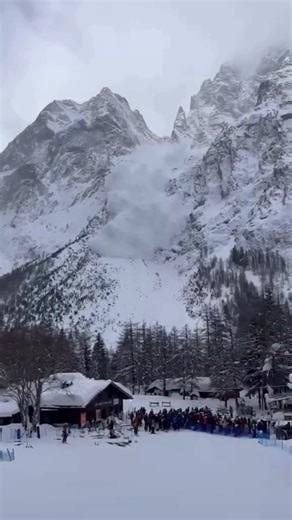 😳🚨Wild Footage Of an Avalanche Powder Cloud Hitting A Liftline of Skiers & Riders in Italia Today... This was a natural avalanche. Avalanche danger was 4/5 (High) in this region of Italy today. Avy danger has been very high the past week in many locations throughout the Alps. Please be safe out there. 📸 Jean Chiementin 🏔️ Val Veny, Zerotta Chairlift, Courmayeur, Italia | SnowBrains