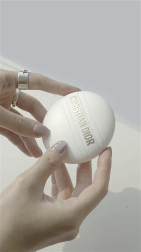 【一同開箱Dior全新J’adore Les Adorables香薰修護產品！】 J’adore是Dior的經典香氣，而品牌近日更以明亮而清新的J’adore香調推出三款全新Les Adorables香薰修護產品，當中包括香薰沐浴啫喱、香薰美肌乳液及香薰護手霜，讓身體時刻散及溫柔清爽的香氣！ 全新J’adore Les Adorables身體護理三重奏，由瓶身的包裝設計已充分展現J’adore那股優雅氣息。香薰沐浴啫喱、香薰美肌乳液採用簡約而獨特的瓶身設計，靈感源自J’adore傳奇香薰瓶上圓潤精緻的珠飾，啞緻白色瓶蓋飾上金色邊緣並印上「J’adore」標誌，放於浴室內更可作為亮眼裝飾品；而全新的香薰護手霜則以金色「CHRISTIAN DIOR」標記，配合純白簡約設計，充滿時尚感之餘也令品牌標記更加突出，香薰護手霜的便設計輕巧，能放於小手袋中隨身攜帶，時刻散發J’adore細膩花香。 #ELLEHK #ELLEBeauty #ELLESelect #DiorBeauty #DiorJadoreAdorables | ELLE HK