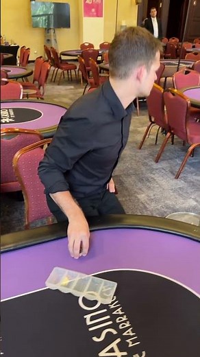 Cassage de table : tous les jetons dans les racks. #poker