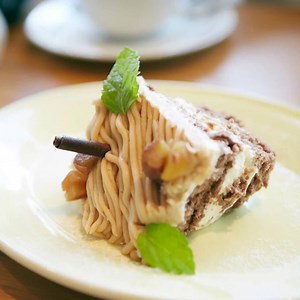 9月も半ばに差し掛かり、秋らしい空気が街中に纏い始めましたね。 ティールームには、人気の「#モンブラン」が今年も登場しています！ 栗とサツマイモで作ったモンブランクリームは、こっくりとした風味で、まろやかな味わい。 ふんわりスポンジで、程よい甘さのホイップクリームとカスタードクリームをサンドし、秋の恵みを贅沢閉じ込めています。 「モンブラン」と共に美味しい季節をお楽しみください。 ※9/1～10/31の期間・数量限定メニューです。 | Afternoon Tea