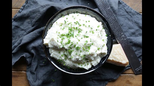 SUPER delicious Roasted Garlic Mashed Cauliflower Recipe