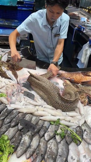 Fishmonger Handles Deadly Eel Like a Pro #fishing #skills #catch