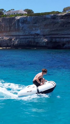 You don’t want to waste plenty of space on your yacht? And you are looking for a practical tender boat? We recommend the „mo-jet Tender 180.“ The world’s smallest jet boat. #mojet #tender #tenderboat #luxurytoys #jetengine #electricengine #🚤 | Mo-Jetboard