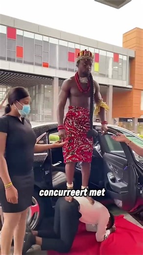 Wanneer de Afrikaanse koning uit de auto stapt 😳