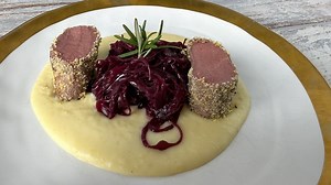 Rezept: Rehrücken im Gewürzmantel mit Kartoffel-Butterpüree und Holunder-Rotkohl