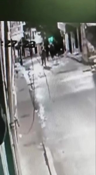 40K views · 267 reactions | Volqueta que recogía escombros en una de las calles del municipio de Granada, se desengranó y colisionó contra un poste de energía. En video se observa que segundos antes pasaron varias personas por el sitio. Por fortuna, el hecho solo dejó pérdidas materiales. Según información de testigos, el conductor se encontraba fuera del vehículo al momento del accidente. | MiOriente | Facebook