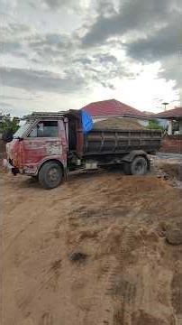 mobil dump truk oleng muatan full bak jomplang amblas