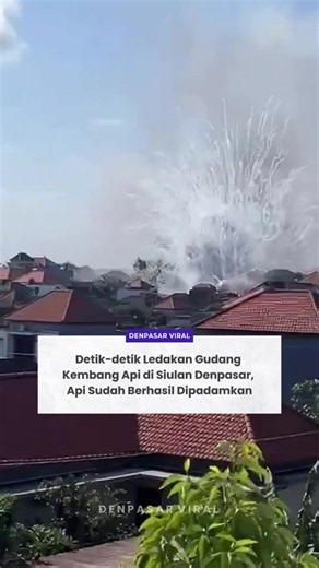 Detik-detik Ledakan Gudang Kembang Api di Siulan Denpasar, Api Sudah Berhasil Dipadamkan Detik-detik ledakan gudang kembang api di Jalan Siulan, Gang Sekar Indah, Denpasar, terjadi pada Selasa (15/9/2026) siang. Dalam video terlihat api tiba-tiba muncul dan membuat kembang api di dalam gudang ikut terbakar hingga menimbulkan ledakan. Informasi sementara, kebakaran diduga bermula saat karyawan sedang melakukan perakitan kembang api untuk kebutuhan sebuah acara. Api yang muncul kemudian dengan cep