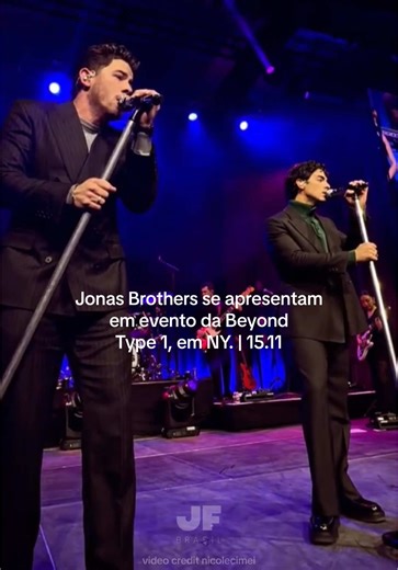 ELES NÃO PARAM! 🎤 - Rolou na noite de ontem (15.11) em Nova York, um evento de arrecadação de fundos para a fundação @Beyond Type 1, que incentiva a conscientização e apoia pesquisas sobre a diabetes tipo 1. Esse foi o 10º aniversário da organização em que @Nick Jonas é co-funder, e é claro que tivemos palinha dele com os irmãos no fim do evento. Confiram um pouquinho da apresentação de “Can’t Take My Eyes Off You”. @Jonas Brothers @Kevin Jonas 🎥 nicolecimei #jonasbrothers #nickjonas #beyondty