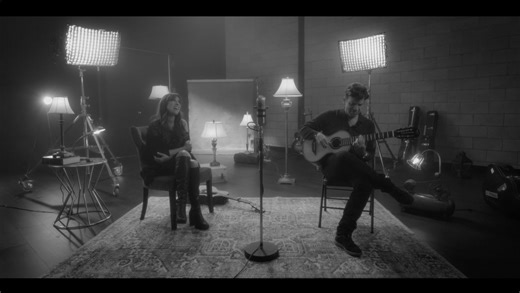 🎁 💖 À un peu plus d’une semaine de la sortie de mon album avec Jean Felix Lalanne, voici deux petits cadeaux : cette version de Le plus fort c’est mon père, et pour tous ceux qui commanderont l’album À fleur de cordes via le lien en commentaire, nous vous enverrons un PDF de la partition et tablature de ce que Jean-Félix joue sur cette chanson, par retour de courriel .🎼 Vous n’aurez donc aucune excuse si vous souhaitez aussi jouer cette chanson en « guitare-voix » :) | Lynda Lemay