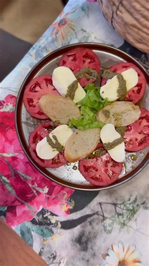 А ти какво ще хапнеш тази вечер в LEON Ресторант-градина? Нашето меню е създадено за хора, които ценят вкуса — прясно приготвени специалитети, балансирани рецепти и ястия, които се споделят с удоволствие. От салати и пасти до месни предложения и десерти — имаме всичко за една вкусна и спокойна вечер в сърцето на Стара Загора. Напиши ни в коментар: кой е твоят любим специалитет от нашето меню? Ще се радваме да го поднесем и тази вечер. 📍 бул. Цар Симеон Велики 105А, Стара Загора 📞 0888 707 455 