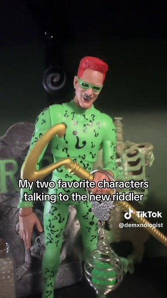Harvey would hate new riddler, riddler would find how he looks funny